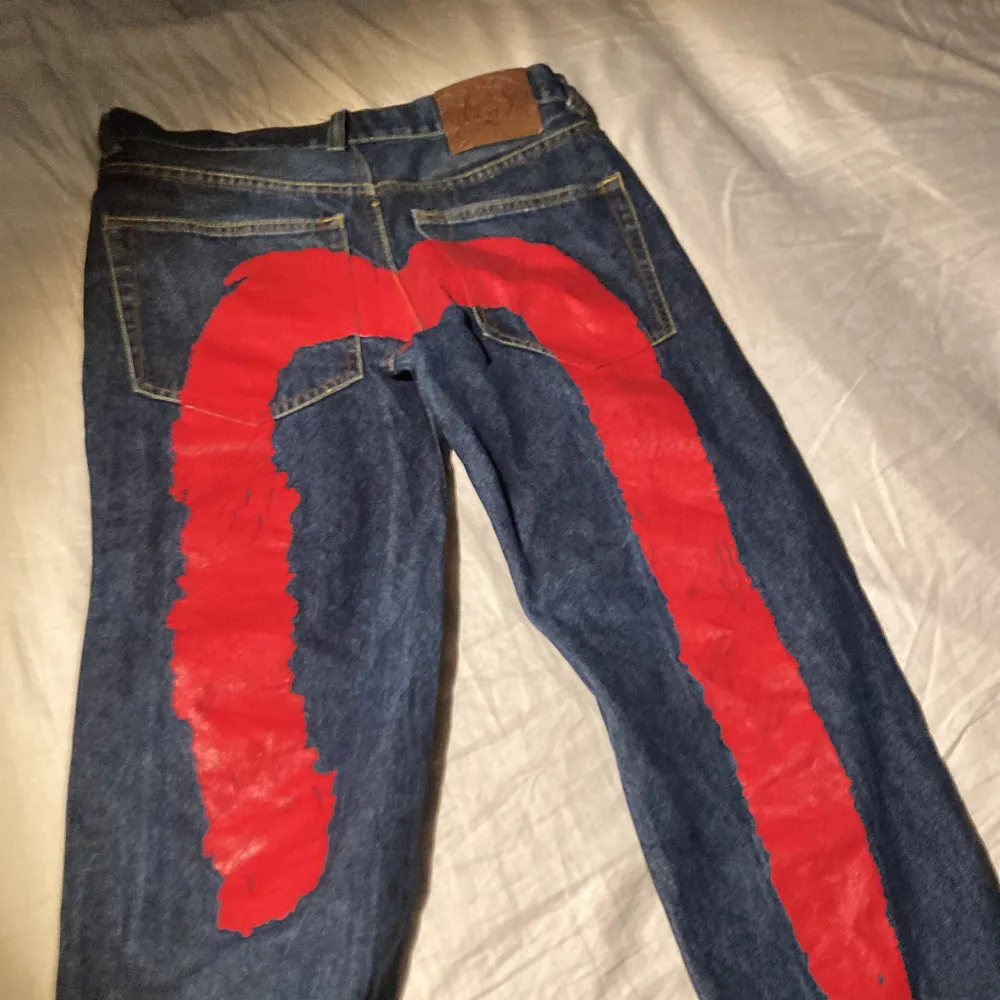 Röda evisu byxor sälger för att jag int gillar y2k längre   Kan lätt få en bra deal på byxorna. Jeans & Byxor.