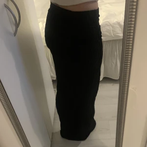 Långkjol  - Säljer denna helt nya svarta långkjolen som både går att ha låg och högmidjat! Den är lite för lång för mig som är 170 men går såklart att sy upp ifall det behövs💞