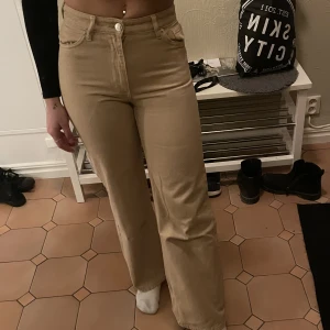 Beige jeans monki - Monki jeans som säljs pga för små