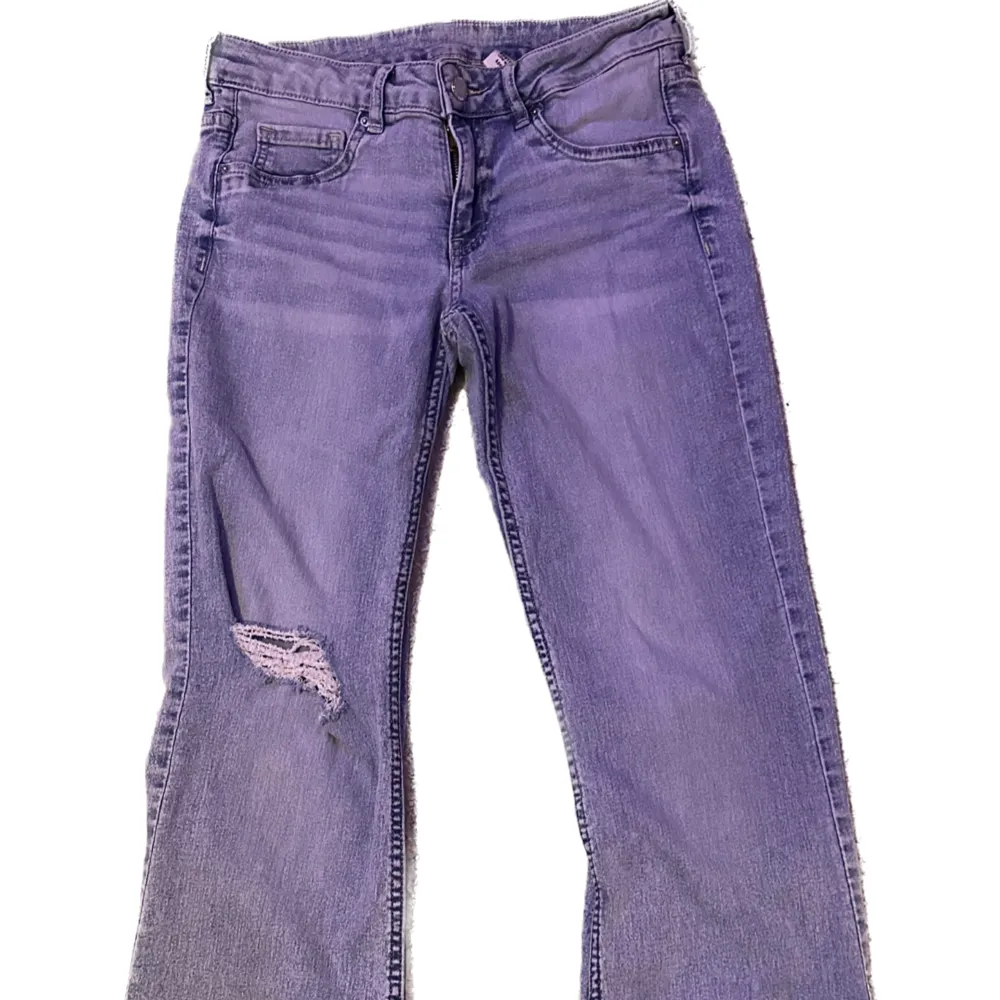 Low waisted flare jeans that are lite stretchy to snatch your curves. Jeans & Byxor.