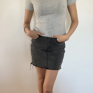 Kjol med nitar - JeansKjol med nitar 