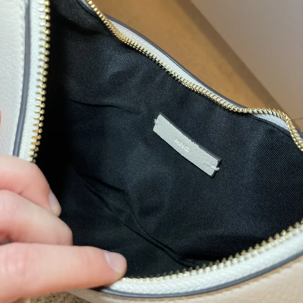 Jättefin fakeläder handväska från Mango i en mer off white färg 💖. Accessoarer.