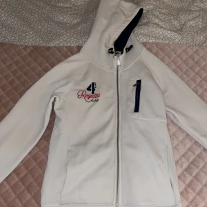 Gant luvtröja - Gant tröja med kedja helt ok skick snygg vit färg. Lite stretch i den.