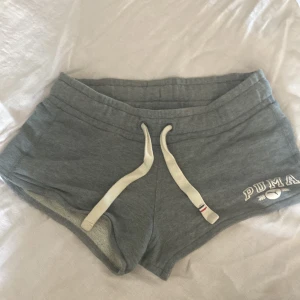 Grå mjukisshorts - Korta grå mjukisshorts från Puma, strl xs men passar även s