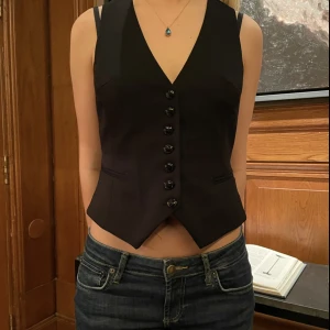 Kavajtopp  - ❤️ Onsdag 19/04 släpps denna topp på vår hemsida som finns länkad i vår instagram profil; utvaltuf. Följ oss gärna på ig för att hålla dig uppdaterad! ❤️