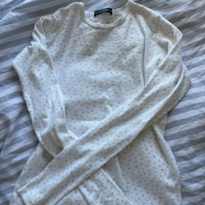 Brandy Tröja - Långärmad tröja med blommor på. Från Brandy Melville. Säljer pga kommer aldrig till användning. Jätte fin nu till våren.