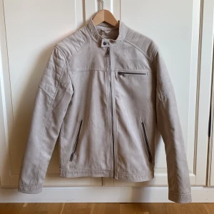 J&J Allvädersjacka - Nytt skick, aldrig buren. Beige jacka i storlek medium (ganska liten i storlek)  ”Jack & Jones JJEROCKY NOOS - Allvädersjacka”  Ursprungspris 800 kr