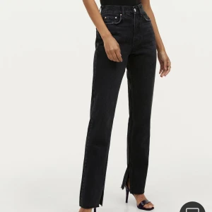 Jeans - Säljer min jeans från bikbok med slits, använd fåtal gånger🤍stl 27 längd 32