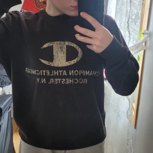 Champion tröja  - En vintage chamipon tröja med slitet tryck (det ska vara så) tröjan är i bra skick å lite oversized, den är äkta