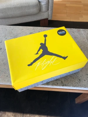 Jordan 4 lightning - Jordan 4 lightning storlek 42 köpta hos testocks för 3200kr