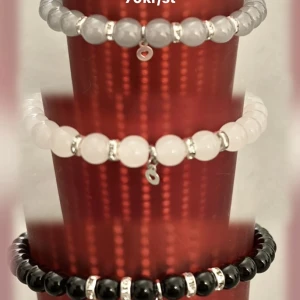 Armband med berlock i 925silver - Armband i glaspärlor med berlock i 925 silver 