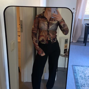 Cool mesh-skjorta - Cool sval mesh skjorta med snyggt tryck, älskar färgerna!! 😍