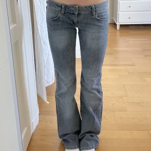 lågmidjade jeans - säljer liknande jeans, använd köp nu! midja:80 innerben:87 typ grå/blå färg💋är 169 och w28 som referens
