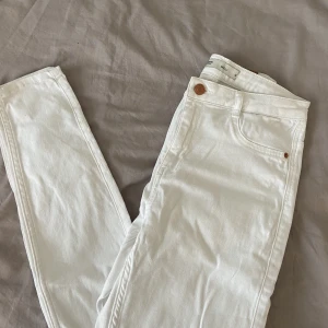 Vita jeans  - Fina vita jeans från ginatricot🤍