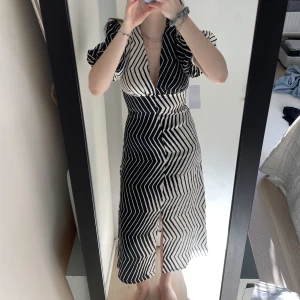 NAKD klänning - Mönstrad klänning från NAKD. Aldrig använd, lapparna är kvar.