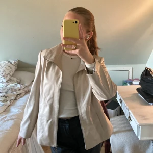 Skinnjacka  - Perfekt ljusbeige skinnjacka till våren som är inhandlad secondhand och tyvärr inte kommit till användning hos mig. Det står att det är stl 46, men jag skulle säga att den passar från xs-m💞🌷