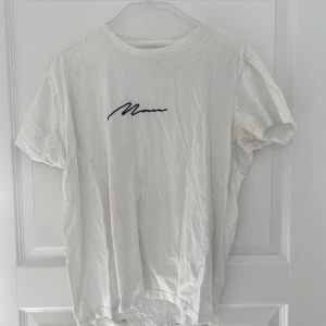 T-shirt, Boohoo, M  - Boohoo Man T-shirt i storlek M  Knappt använd och i bra skick, men har en fläck på ryggen 