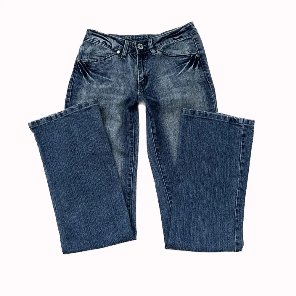 Så fina lågmidjade y2k bootcut jeans med unik baksida! Midjemåttet: 35cm tvärsöver Innerbenslängden: 80cm PS: kolla igenom mitt konto ni kommer hitta många y2k och vintage plagg!. Jeans & Byxor.