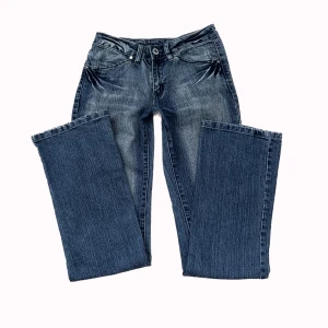 Lågmidjade Y2K bootcut jeans - Så fina lågmidjade y2k bootcut jeans med unik baksida! Midjemåttet: 35cm tvärsöver Innerbenslängden: 80cm PS: kolla igenom mitt konto ni kommer hitta många y2k och vintage plagg!
