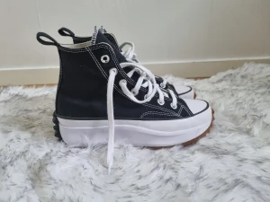 Converse Run Star Hike  - Säljes då de är lite för små för mig. Använda en gång ute. Toppskick. Inköpspris: 1300:-  Säljes med originalkartongen.