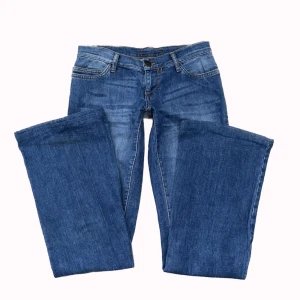 Lågmidjade y2k bootcut jeans - Skit snygga lågmidjade y2k bootcut jeans! Midjemåttet: 36cm tvärsöver Innerbenslängden: 78cm PS: kolla igenom mitt konto ni kommer hitta många y2k och vintage plagg!