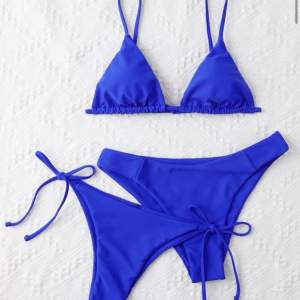 Lånade bilder. Superfin marin blå bikini med 2 underdelar ifrån shein. Säljer pga av att den är för liten för mig.
