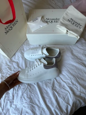 Alexander mcqueen skor - Säljer dessa super snygga Alexander Mcqueen skorna med ljusgrå mocka som syns lite dåligt på bilderna. Jag fick de i födelsedagspresent för en vecka sen, så de är helt oanvända endast testade. Allt kommer med som nytt dvs, skolåda, påse, skosnören osv.💞