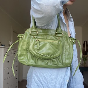 Grön handväska ifrån Zara - Vintage zara handväska, grön, inga defekter. Köpt för flera år sedan.