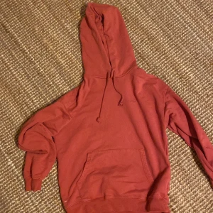 Levis hoodie - Skön Levis hoodie köpte för 600 hundra men jag tröttnat så säljer för mycket billigare 