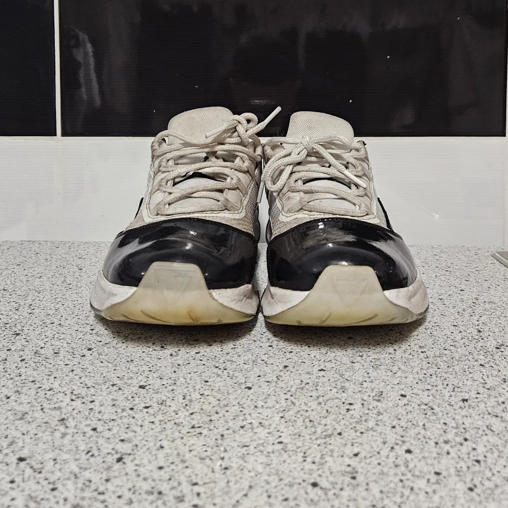 Jordan 11 cmft low andvända. Ok skick. Skorna är köpta från nikes egen hem sida och den kommer med orginal lådan. Jag kan skicka om du står för frakten.. Kengät.