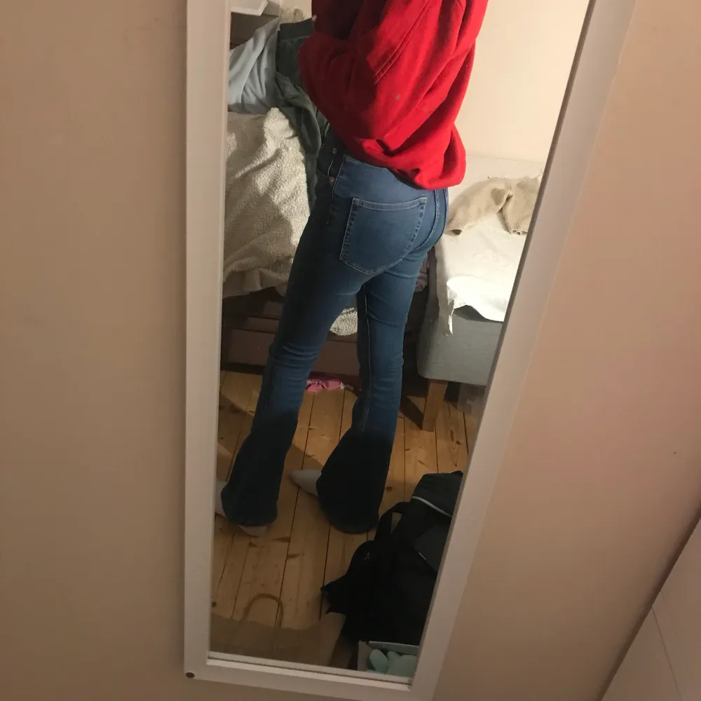 jag säljer dessa jeansen för att dom är för stora för mig i midjan, dem är helt oanvända och orginalpriset är 300💘 tycker dom är jätte snygga men jag gillar inte dom på min kropp, kom med prisförslag för frakten är ganska dyr🤟🏼 Stockholmsstil jeans. Farkut & Housut.