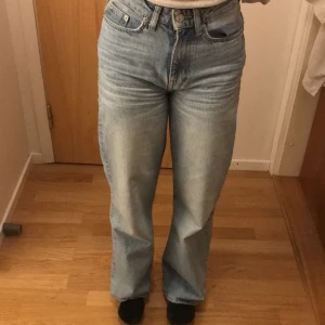 Blåa jeans - Högmidjade jeans i bra skick säljer pga att dom blivit för små