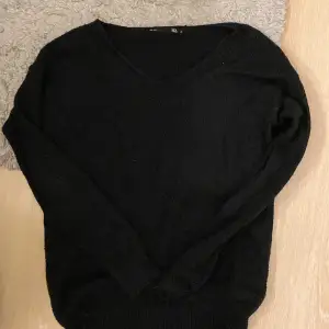 Vanlig svart v-ringad stickad tröja från lager 157 i storlek xs