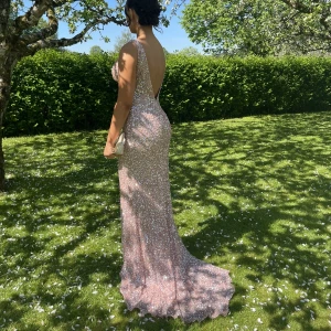 Balklänning Dressroom Linné - Säljer min balklänning från Dressroom Linné. Nypris 5000kr. Är uppsydd för mig som är 160cm men går enkelt att släppa på igen. 