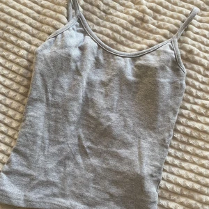 Grått linne🩶 - Ett superfint linne i storlek 34/XS!  Vet inte riktigt vart det är ifrån men ni kan se på bild ett märke🩶  Inga synliga skador🙌🩶 