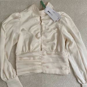 Blus från Gina tricot  - Ny