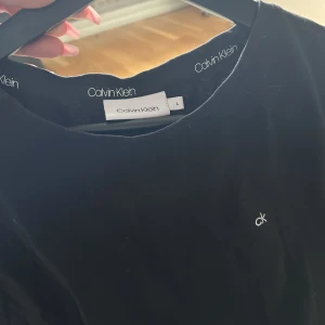 T shirt calvin Klein  - Använd 5 gånger Väldigt tunn 