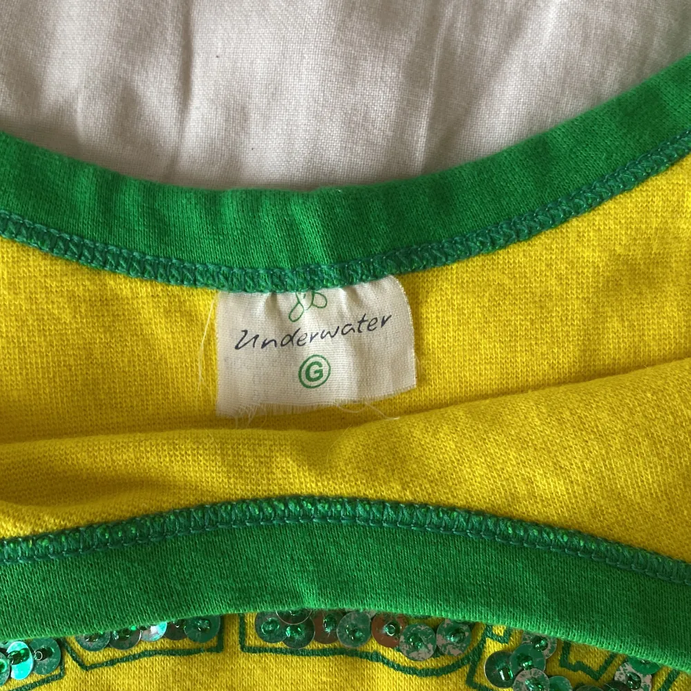 Den är gjord i Brasilien men knappt använd 🇧🇷. Fint skick och så står det ”Brasil” med paljetter på. Skriv för fler bilder💞. T-shirts.