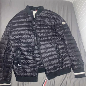 Moncler Jacka - Svart  - Den är fixad och uppfräschad och der hyfsat ny nu säljer den för att jag växt ur den använd sammanlagt cirka 60 dagar