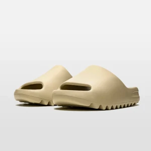 Yeezy slides - Säljer ett par yezzy slides i alla storlekar 