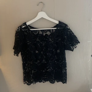 Topp  - Säljer denna fina toppen från vero Moda. 💞💞