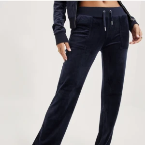 Trendiga juicy byxor i storlek xs!! - Ett par super fina juicy couture byxor som är i helt nyskick. Jag säljer dem för jag är i behov av pengar o då jag inte använder dem så mycket. Använts ett fåtal gånger! Pris diskuteras💕