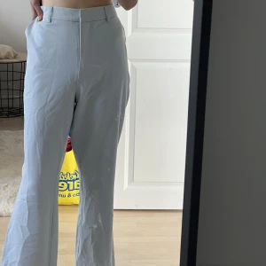 Blå kostymbyxor  - Ljusblå kostymbyxor från Hanna schönbergs kollektion från nakd. Bara använda en gång