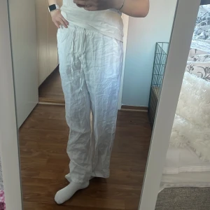Linnebyxor - Säljer mina vita linnebyxor från madlady (oanvända) då de är för korta för mig. Jag skulle säga att dom är en bra längd för någon som är 155cm-160 Nypris: 599kr Mitt pris: 300 (jag står inte för frakt)
