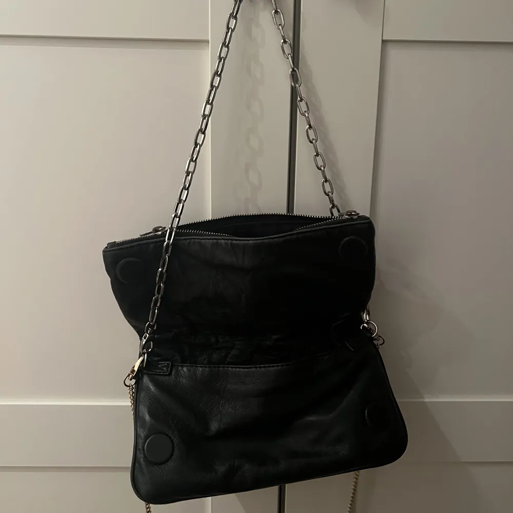 En supersnygg och cool väska från Zadig&Voltaire i modellen ”Rock ZV clutch bag”.  . Väskor.