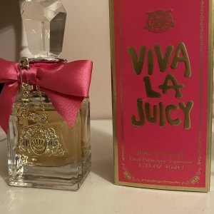 Juicy couture - Fick denna parfym i födelsedagspresent och är använd ungefär 4 gånger, så den är in princip nästan full! Använder den tyvärr inte så säljer därför den!! Hör av er för frågor, möts upp i centrala Uppsala eller så står köparen för frakten❤️