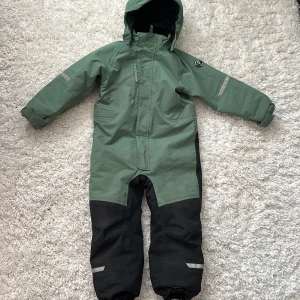Polarn o pyret overall  - Str 116 Köptes nytt i butiken i vintras och har använt av ett barn. Är i jätte bra skick. Inga repor eller konstiga fläckar.  Färg: grön & svart
