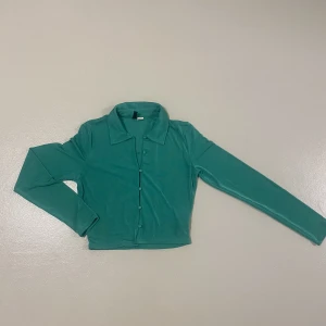 Tröja - Helt ny, har aldrig använt!! Storlek M från HM.  Kan tänka mig sänka priset lite😊