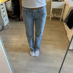 Weekday jeans i modellen arrow, sparsamt använda! Säljer eftersom dem inte kommer till användning❤️
