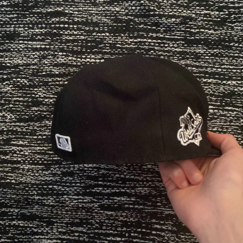 Nyskick New Era Keps storlek 59,6cm. Nypris 500kr. Tyvärr inte använd pga att den var för stor för mig. Buda på!🙂. Övrigt.